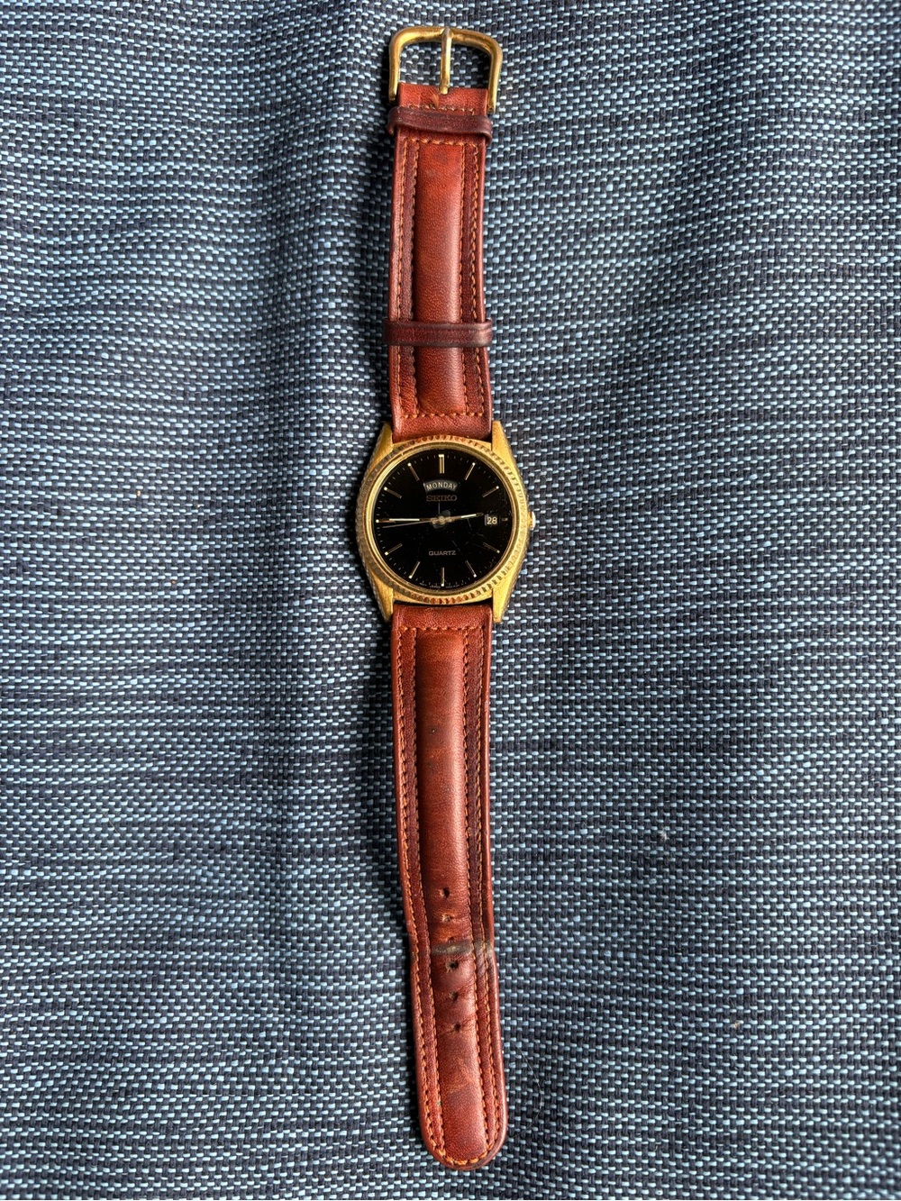 Vintage Seiko Day-Date Quartz (Ref. 7N43-8111) – Gold Tone / Black Dial - Picture 3 of 11